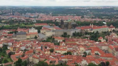 St. Vitus Katedrali ve Prag şatosu kompleksi olan Prag Eski Kasabası Roma tarzından Gotik 20. yüzyıla kadar mimariyi gözler önüne seriyor. Prag, Çek Cumhuriyeti 'nin başkenti. Drone, 4k.