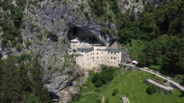Slovenya, Avrupa 'daki Predjama Kalesi. Rönesans şatosu Slovenya 'nın güneyindeki bir mağara ağzında inşa edildi, tarihi Inner Carniola bölgesinde. Predjama köyünde yer almaktadır. Drone, 4k.