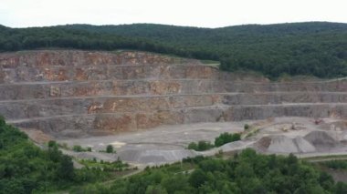 Hırvatistan, Avrupa 'da Taş ocağı. Bir sürü makineli Opencast Madencilik Quarry 'nin hava görüntüsü. Yukarıdan görünüm. Mermer Madencilik Endüstrisi. 4k İHA