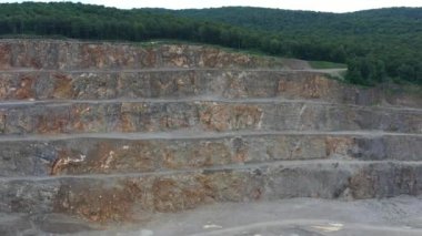 Hırvatistan, Avrupa 'da Taş ocağı. Bir sürü makineli Opencast Madencilik Quarry 'nin hava görüntüsü. Yukarıdan görünüm. Mermer Madencilik Endüstrisi. 4k İHA