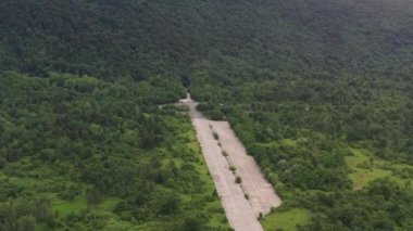 Hırvatistan 'daki Zeljava Hava Üssü, Hırvatistan ile Bosna-Hersek arasındaki sınırda yer alan bölge, Yugoslavya' nın en büyük yeraltı havaalanı ve askeri hava üssüydü. Drone. 4k