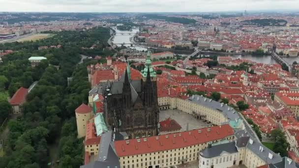Prague Old Town Vitus Cathedral Prague Castle Complex Buildings Revealing — Vídeo de stock