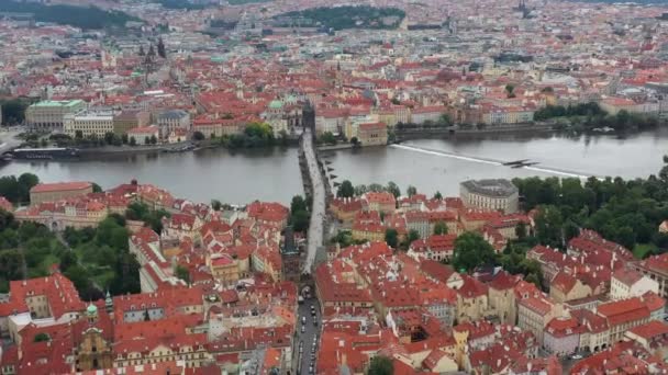布拉格旧城 捷克共和国著名的观光景点背景 查尔斯桥14世纪具有景观的建筑 Vltava河和布拉格城市景观 必须访问城市 无人机 — 图库视频影像