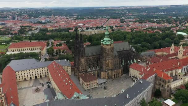 Prague Old Town Vitus Cathedral Prague Castle Complex Buildings Revealing — Stock Video