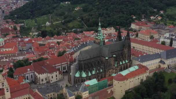 Prague Old Town Vitus Cathedral Prague Castle Complex Buildings Revealing — Video Stock