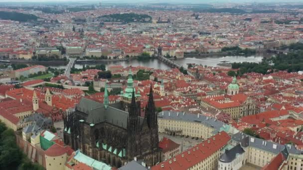 Prague Old Town Vitus Cathedral Prague Castle Complex Buildings Revealing — стокове відео