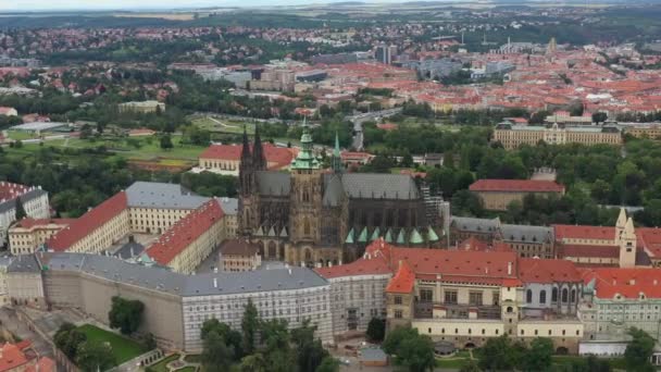 布拉格老城 圣维他大教堂和布拉格城堡建筑群 建筑从罗马风格到哥特式20世纪 布拉格 捷克共和国的首都 无人机 — 图库视频影像