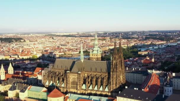 聖ヴィート大聖堂とプラハ城のあるプラハ旧市街には ローマ様式からゴシック様式までの建築物が見られます チェコ共和国の首都プラハ ドローン4K — ストック動画