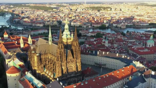 布拉格老城 圣维他大教堂和布拉格城堡建筑群 建筑从罗马风格到哥特式20世纪 布拉格 捷克共和国的首都 无人机 — 图库视频影像