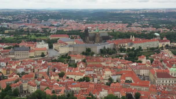 Prague Old Town Vitus Cathedral Prague Castle Complex Buildings Revealing — Stockvideo
