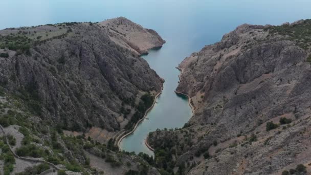 Zavratnica Croatia 900 Long Narrow Inlet Located Foot Mighty Velebit — Vídeos de Stock