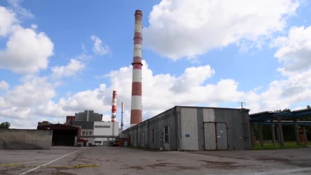 Μονάδα Συνδυασμένης Παραγωγής Θερμότητας Αεροφωτογραφία Smokestack Στο Παρασκήνιο Λιθουανία — Αρχείο Βίντεο
