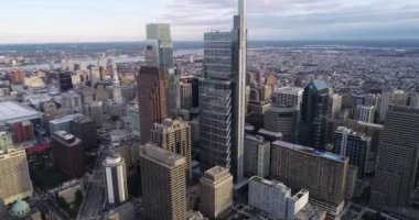 Philadelphia İş Bölgesi ve Şehir Merkezi 'nin havadan görüntüsü. Belediye Binası ve Delaware Nehri, Arka plan Pennsylvania 4k