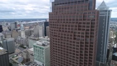 Arka planda Gökdelenler Belediye Binası olan Philadelphia City 'nin gerçek manzarası. Bulutlu Gökyüzü. İHA