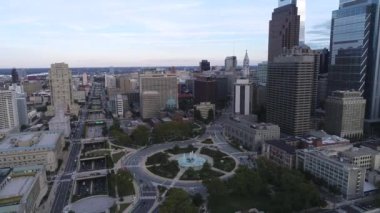 Belediyesi, Logan Meydanı Daire Katedrali, Vine Caddesi Otoyolu, Arka plan Tapınağı olan güzel bir Philadelphia City manzarası. Pensilvanya İHA
