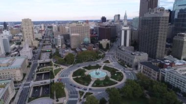 Logan Square Circle and Cathedral, Vine Street Expressway, Temple in Background ile Philadelphia City 'nin güzel manzarası. Belediye binası. Pensilvanya İHA