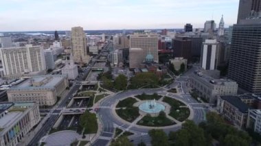 Logan Square Circle and Cathedral, Vine Street Expressway, Temple in Background ile Philadelphia City 'nin güzel manzarası. Belediye binası. Pensilvanya İHA