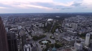 Logan Square Circle ve Arkaplanda Sanat Müzesi ile Philadelphia City 'nin güzel manzarası. - Philadelphia. İHA