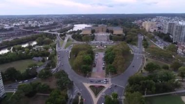 Sanat Müzesi, Schuylkill Nehri ve Trafik Arkaplanda Güzel Philadelphia Şehir Manzarası. - Philadelphia. İHA