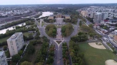 Sanat Müzesi, Schuylkill Nehri ve Trafik Arkaplanda Güzel Philadelphia Şehir Manzarası. - Philadelphia. İHA
