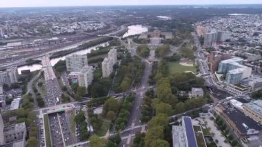 Sanat Müzesi, Vine Caddesi Otoyolu, Arkaplanda Schuylkill Nehri olan güzel Philadelphia Cityscape. - Philadelphia. İHA