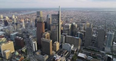 Arkaplanda Gökdelenleri olan Philadelphia Şehri Altın Saat Işık 4k