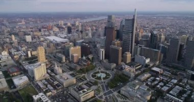 Arkaplanda Gökdelenleri olan Philadelphia Şehri Altın Saat Işık 4k