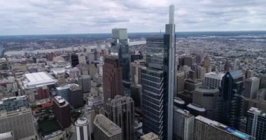 Arka planda Business Skyscrapers Belediye Binası olan bulutlu Philadelphia Cityscape. Bulutlu Gök Delaware Nehri. 4k