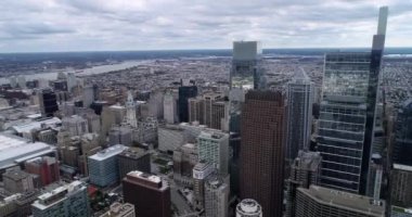 Arka planda Business Skyscrapers Belediye Binası olan bulutlu Philadelphia Cityscape. Bulutlu Gök Delaware Nehri. 4k