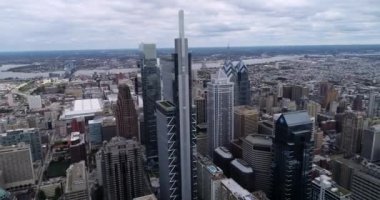 Arka planda iş gökdelenleri olan bulutlu Philadelphia City manzarası. Bulutlu Gök Delaware Nehri ve Köprüsü. 4k