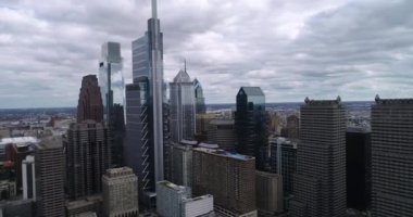 Bulutlu Philadelphia Cityscape ile Logan Meydanı ve Belediye Binası. 4k