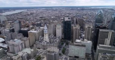 Arka planda Business Skyscrapers Belediye Binası olan bulutlu Philadelphia Cityscape. Bulutlu Gök Delaware Nehri. 4k