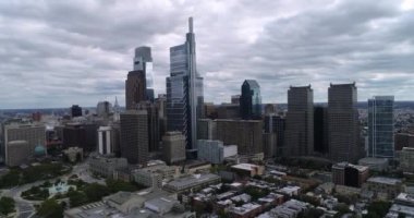 Bulutlu Philadelphia Cityscape ile Logan Meydanı ve Belediye Binası. 4k
