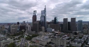 Bulutlu Philadelphia Cityscape ile Logan Meydanı ve Belediye Binası. 4k