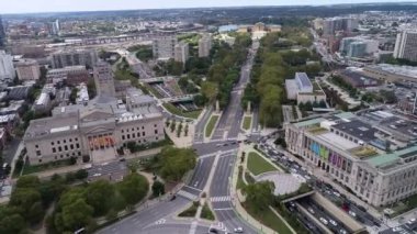 Logan Meydanı Çeşmesi ve Philadelphia Sanat Müzesi Arka planda Rocky Basamakları. Pensilvanya İHA