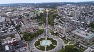 Logan Meydanı Çeşmesi ve Philadelphia Sanat Müzesi Arka planda Rocky Basamakları. Pensilvanya İHA