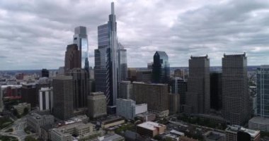 Bulutlu Philadelphia Cityscape ile Logan Meydanı ve Belediye Binası. 4k