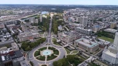Logan Meydanı Çeşmesi ve Philadelphia Sanat Müzesi Arka planda Rocky Basamakları. Pensilvanya İHA