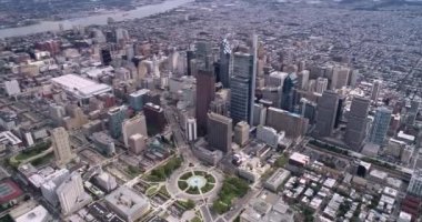 Philadelphia City İş Dünyası 'nın güzel gökdelenleri Delaware Nehri Belediye Binası Logan Meydanı Parkı. 4k