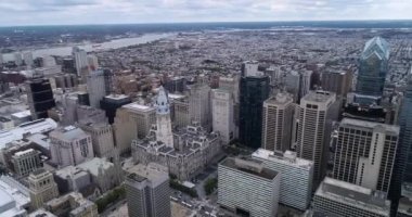 Arka planda Business Skyscrapers Belediye Binası olan bulutlu Philadelphia Cityscape. Bulutlu Gök Delaware Nehri. 4k