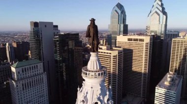 Philadelphia Belediye Binası Kulesi ve William Penn 'in bronz heykeli. Şehir manzarası ve Arkaplanda Güzel Günbatımı. İHA
