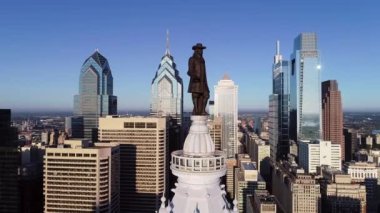 Philadelphia Belediye Binası Kulesi ve William Penn 'in bronz heykeli. Şehir manzarası ve Arkaplanda Güzel Günbatımı. İHA