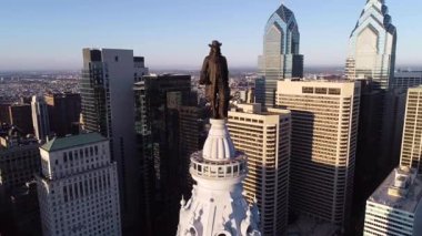 Philadelphia Belediye Binası Kulesi ve William Penn 'in bronz heykeli. Şehir manzarası ve Arkaplanda Güzel Günbatımı. İHA
