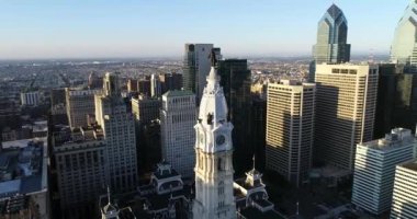 Philadelphia Belediye Binası Kulesi ve William Penn 'in bronz heykeli. Şehir manzarası ve Arkaplanda Güzel Günbatımı Işığı. Pennsylvania 4k