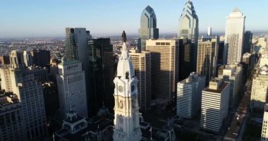 Philadelphia Belediye Binası Kulesi ve William Penn 'in bronz heykeli. Şehir manzarası ve Arkaplanda Güzel Günbatımı Işığı. Pennsylvania 4k