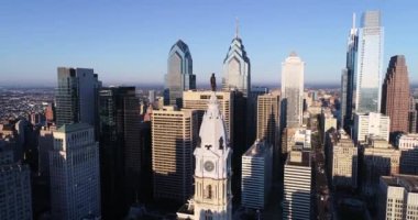 Philadelphia Belediye Binası Kulesi ve William Penn 'in bronz heykeli. Şehir manzarası ve Arkaplanda Güzel Günbatımı Işığı. Pennsylvania 4k