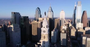 Philadelphia Belediye Binası Kulesi ve William Penn 'in bronz heykeli. Şehir manzarası ve Arkaplanda Güzel Günbatımı Işığı. Pennsylvania 4k