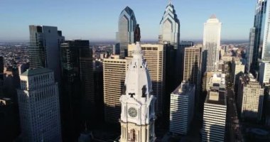 Philadelphia Belediye Binası Kulesi ve William Penn 'in bronz heykeli. Şehir manzarası ve Arkaplanda Güzel Günbatımı Işığı. Pennsylvania 4k