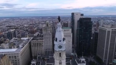 Philadelphia Belediye Binası Kulesi ve William Penn 'in bronz heykeli. Pensilvanya İHA