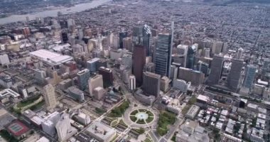 Philadelphia City İş Dünyası 'nın güzel gökdelenleri Delaware Nehri Belediye Binası Logan Meydanı Parkı. 4k